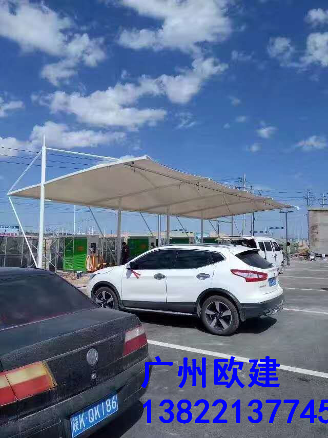 膜結構停車棚